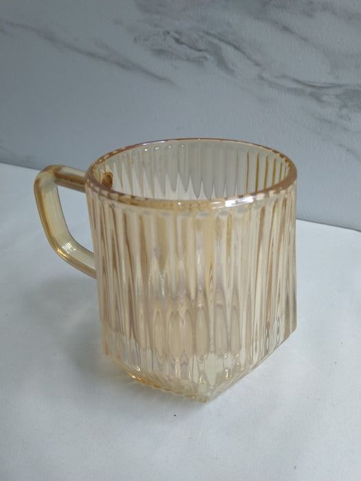 金色玻璃杯